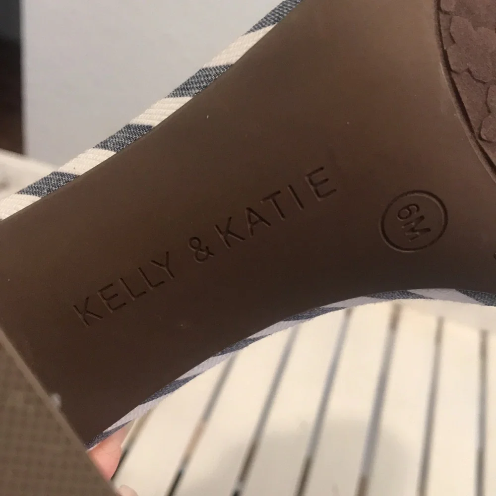 Kelly & Katie brand size 6M buckle closure block heel sandals- brand new